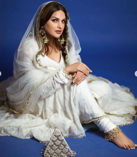 ਅਦਾਕਾਰਾ ਅਤੇ ਗਾਇਕਾ ਹਿਮਾਂਸ਼ੀ ਖੁਰਾਣਾ ਹਮੇਸ਼ਾ ਹੀ ਖੂਬਸੂਰਤ ਨਜ਼ਰ ਆਉਂਦੀ ਹੈ ਪਰ ਹਾਲ ਹੀ 'ਚ ਉਨ੍ਹਾਂ ਨੇ ਇਕ ਸ਼ੂਟ ਕਰਵਾਇਆ ਹੈ, ਜਿਸ 'ਚ ਉਹ ਬੇਹੱਦ ਖੂਬਸੂਰਤ ਲੱਗ ਰਹੀ ਹੈ।