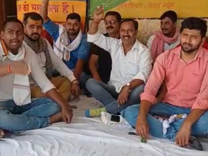 Chandauli Farmers upset on Power Crisis and set sit-in at the district headquarters to meet deputy cm brajesh pathak ann Chandauli News: बिजली कटौती से परेशान किसानों ने जिला मुख्यालय पर दिया धरना, डिप्टी सीएम से मिलकर सौंपा पत्र