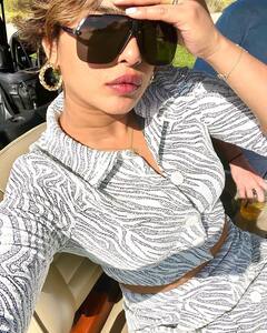 Photos: पति निक जोनस और उनके दोस्तों के साथ गोल्फ खेलने निकलीं प्रियंका चोपड़ा, शॉर्ट स्कर्ट में बढ़ाया इंटरनेट का पारा