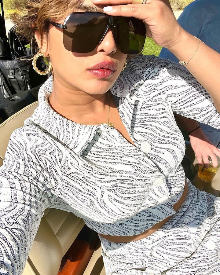 यह वीकेंड प्रियंका चोपड़ा के लिए काफी यादगार रहा है, एक तरफ एक्ट्रेस जहां पूल पार्टी करती नजर आ रही थीं. तो वहीं संडे की सुबह प्रियंका पति निक और उनके दोस्तों के साथ गोल्फ खेलने निकल चलीं.