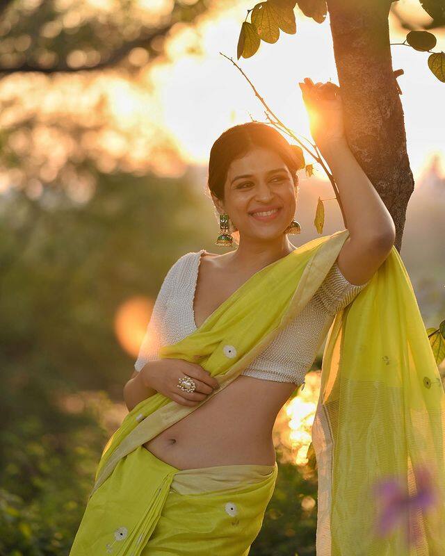 కొన్ని సినిమాల్లో బోల్డ్ రోల్స్ లో కనిపించినప్పటికీ ఆమె అవకాశాలైతే ఇవ్వలేదు దర్శకనిర్మాతలు.(Photo Courtesy : Shraddha Das Instagram)
