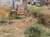 Prayagraj News: अतीक अहमद के गुर्गे की अवैध प्लाटिंग पर चला बुलडोजर, 25 बीघे की बाउंड्री वाल और अवैध निर्माण ध्वस्त