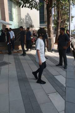 दोनों बेटों रिहान और रिदान के साथ लंच पर पहुंचे ऋतिक रोशन, एक्स वाइफ सुजैन भी आईं नजर