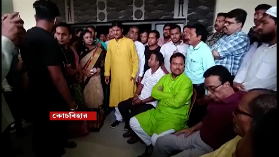 Cooch Behar: কোচবিহারে তৃণমূলের দ্বন্দ্ব প্রকাশ্যে, জেলা সভাপতির সঙ্গে একমঞ্চে থাকলেন না চেয়ারম্যান।Bangla News