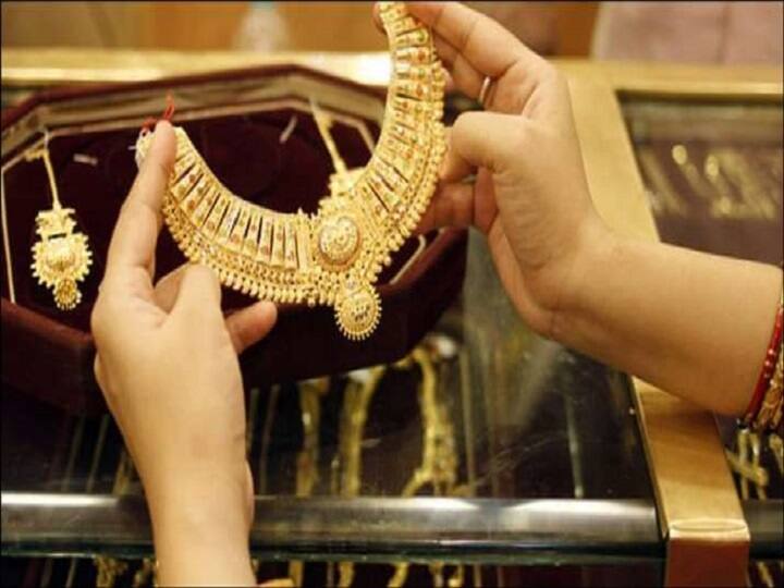 Gold rate today gold and silver price in on 11 may 2022 gold and silver rate slightly down today Gold Rate Today : लग्नसराईच्या काळात सोन्याच्या दरात घसरण सुरुच; वाचा आजचे दर