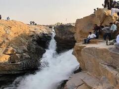 Rakasganda Waterfall : સૂરજપુરમાં નદીમાં પથ્થરોમાંથી વહેતો ધોધ, રજાઓ ગાળવા માટે છે ખાસ જગ્યા , જુઓ Photos