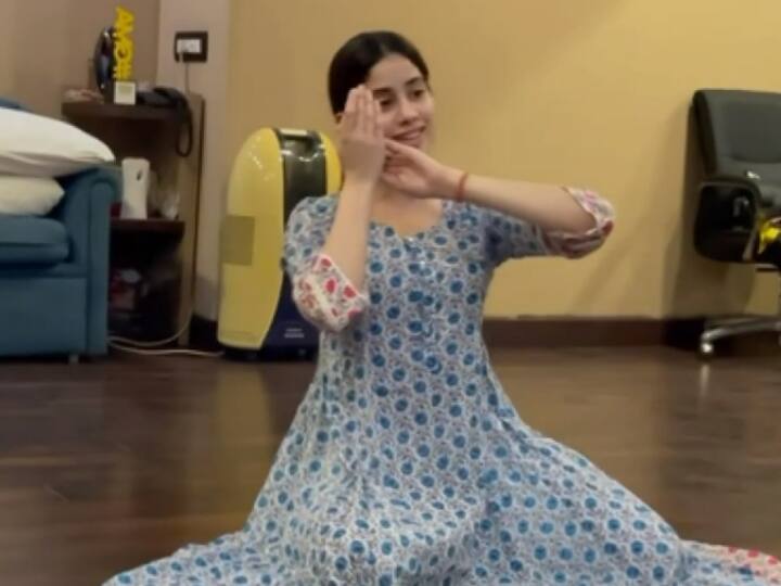 Janhvi Kapoor Dancing On Rekha Superhit Song aankhon ki masti Video Viral Janhvi Kapoor Dance : रेखा के गाने पर जहान्वी कपूर ने इस अदा से किया डांस, फिदा हुए फैंस