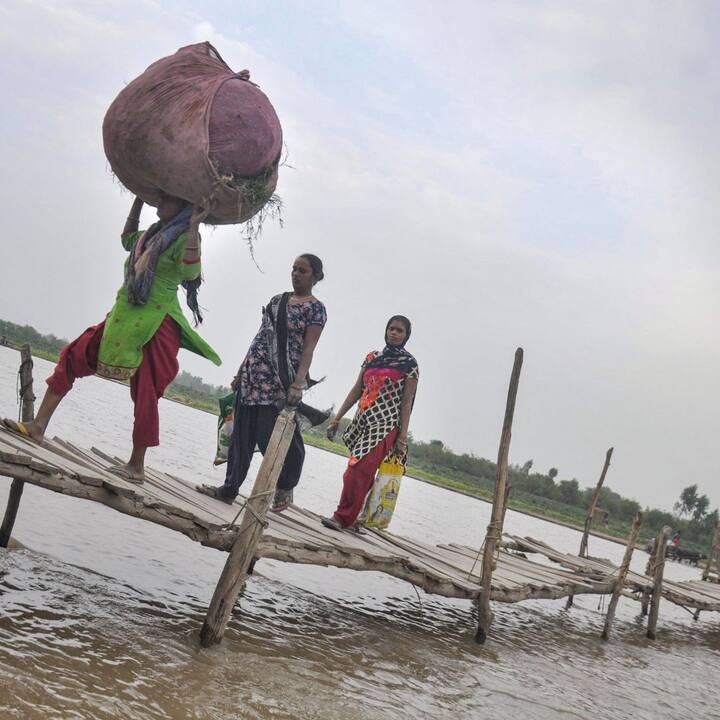১৮৮৪ সালে, আমেরিকান ফেডারেশন অফ অর্গানাইজড ট্রেডস অ্যান্ড লেবার ইউনিয়ন আট ঘণ্টা কর্মদিবসের জন্য আহ্বান জানায়।