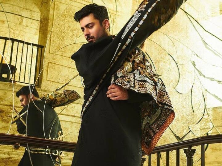 पाकिस्तानी एक्टर फवाद खान को बॉलीवुड में काफी पसंद किया जाता है. उन्होंने खूबसूरत, कपूर एंड सन्स जैसी कई बॉलीवुड फिल्मों में काम किया है. उन्होंने न सिर्फ अपने अभिनय से बल्कि अपने लुक्स से भी फैंस का दिल जीता है. फवाद को लेकर लड़कियों के बीच एक अलग ही क्रेज देखने को मिलता है.