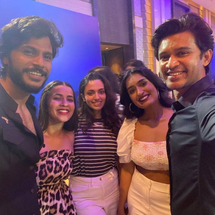 బిగ్‌బాస్ 4 సీజన్ విన్నర్ అభిజిత్ దుద్దాల. కామ్ అండ్ కంపోజ్డ్ గా ఉంటూ ప్రేక్షకులను ఆకట్టుకుని విజేతగా నిలిచాడు. ఇప్పటికీ ఏడాదిన్నర అవుతున్నా కూడా అతను ఒక సినిమాలో కూడా కనిపించకపోవడం అందరినీ ఆశ్చర్యపరిచింది. -Image credit: Abijeeth/Instagram