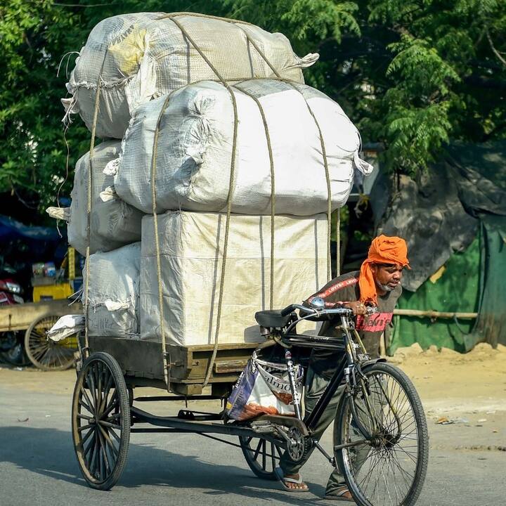 মার্কসবাদী আন্তর্জাতিক সমাজতান্ত্রিক কংগ্রেস ১৮৮৯ সালে একটি রেজোলিউশন গ্রহণ করে। তাতে ঠিক হয়, কর্মীদের দিনে আট ঘণ্টার বেশি কাজ করতে বাধ্য করা যাবে না। এর পরে এটি একটি বার্ষিক অনুষ্ঠান হয়ে ওঠে।