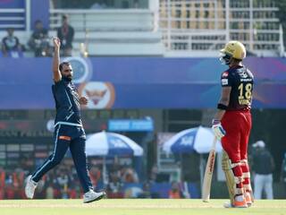 IPL 2022: आउट होकर पवेलियन लौट रहे विराट कोहली को शमी ने लगाया गले, देखें अनुष्का शर्मा का रिएक्शन