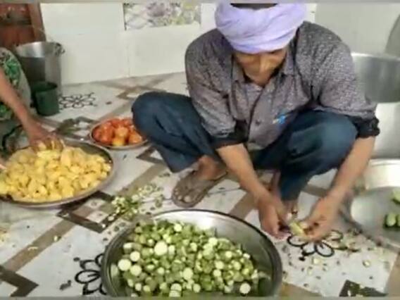 Ghazipur: सूचना देने में देरी पर आयुक्त ने लगाया अनोखा जुर्माना, ढाई सौ बच्चों को खिलाना पड़ा खाना Ghazipur: सूचना देने में देरी पर आयुक्त ने लगाया अनोखा जुर्माना, ढाई सौ बच्चों को खिलाना पड़ा खाना