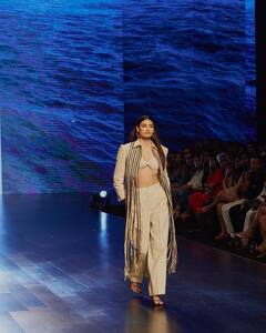 Photos: रैंप पर बिजलियां गिराती दिखीं अथिया शेट्टी, सुनील की लाडली के ग्लैम अवतार के फैंस ने किए दीदार