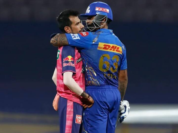 ipl 2022 suryakumar yadav hug yuzvendra chahal on ground after umpire decision Rajasthan Royals vs Mumbai Indians IPL 2022: युजवेंद्र का अंपायर ने तोड़ा दिल तो सूर्यकुमार ने लगाया गले, वीडियो में देखें चहल ने कैसे किया रिएक्ट