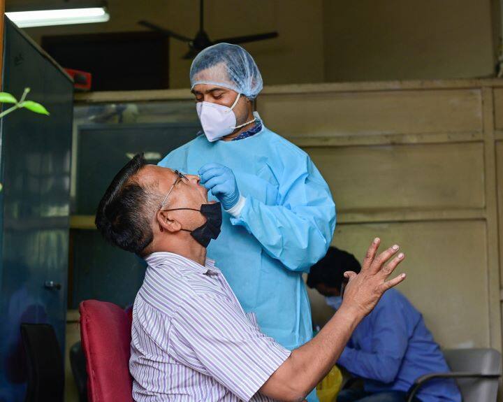 Maharashtra Corona Update patients 70 discharged today 92 new cases in the state today Maharashtra Corona Update : राज्यात सोमवारी 92 रुग्णांची नोंद तर सक्रिय रुग्ण हजारापार