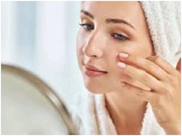 Beauty Tips: ત્વચા સંભાળની દિનચર્યામાં સફાઇ, ટોનિંગ, સીરમ, મોઇશ્ચરાઇઝર અને સનસ્ક્રીનનો સમાવેશ થાય છે. આ સિવાય કેટલાક લીવ-ઓન ફેસ માસ્ક પણ છે, જેને તમે રાતભર લગાવી શકો છો અને સવારે ધોઈ શકો છો. સવારે ચમકતી ત્વચા જોઈને તમે પણ આશ્ચર્યચકિત થઈ જશો. તો ચાલો જાણીએ આ ફેસ પેક વિશે