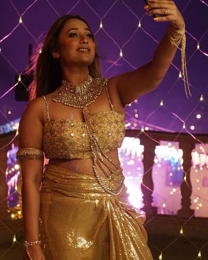 किसी तस्वीर में रानी मिरर सेल्फी लेती नजर आ रही हैं. तो किसी तस्वीर में कोई उन्हें सेल्फी लेते हुए कैप्चर करता दिख रहा है.