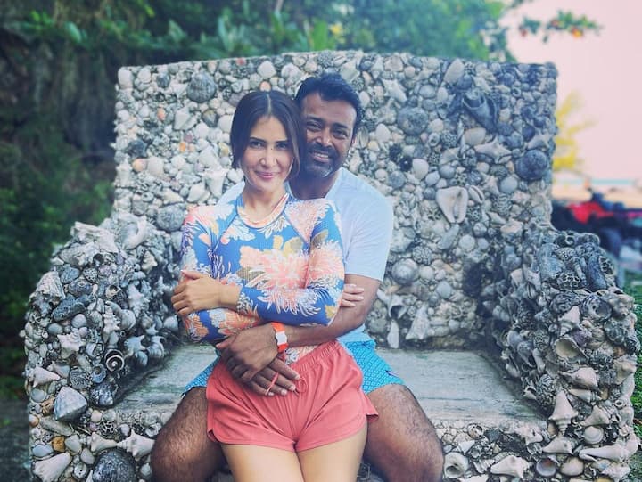 किम शर्मा ने इस मौके पर अपनी और लिएंडर की रोमांटिक तस्वीरें दर्शकों के साथ शेयर की थीं, जिसके साथ उन्होंने प्यार भरा पैगाम भी शेयर किया था.