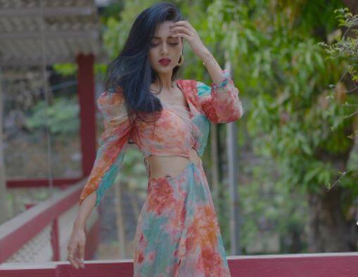 हाल ही में तेजस्वी प्रकाश ने इंस्टाग्राम पर अपनी ये लेटेस्ट फोटोज शेयर की हैं.