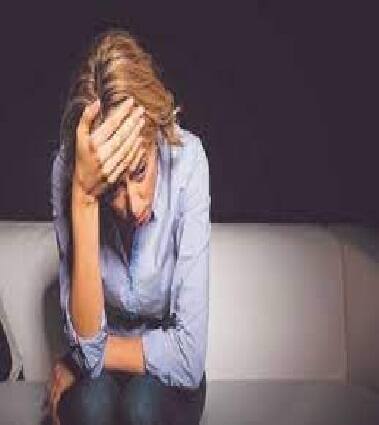 માનસિક બીમારી- વિટામિન B-12 આપણા મગજને ખૂબ અસર કરે છે. વિટામીન B-12 ની ઉણપ ભૂલકણાપણું અને મૂંઝવણનું જોખમ વધારે છે. ઘણી વખત લોકો આ સમસ્યાઓને ગંભીરતાથી લેતા નથી, પરંતુ લાંબા સમય સુધી વિટામિન B-12 ની ઉણપનો સામનો કરવો યોગ્ય નથી, તમારે ડૉક્ટરની સલાહ લેવી જોઈએ.