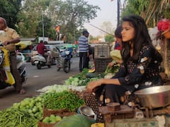 Chhindwara News: मां के साथ सब्जियां बेचकर चलाया घर,अब 12वीं में हासिल किए 92 प्रतिशत अंक, जानिए वर्षा के संघर्ष की कहानी