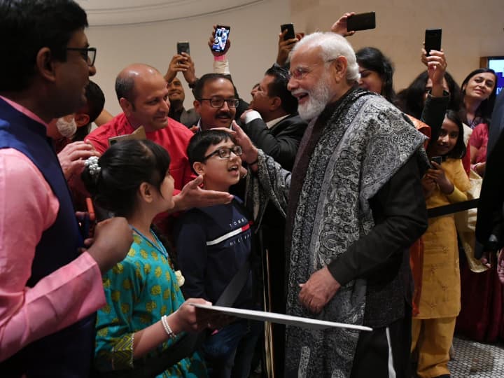 PM Narendra Modi In Germany Praises Indian Origin Boy For Signing Patriotic Song In Berlin Indian-Origin Boy Sings Patriotic Song On PM Modi's Arrival In Berlin, Gets Praise | WATCH