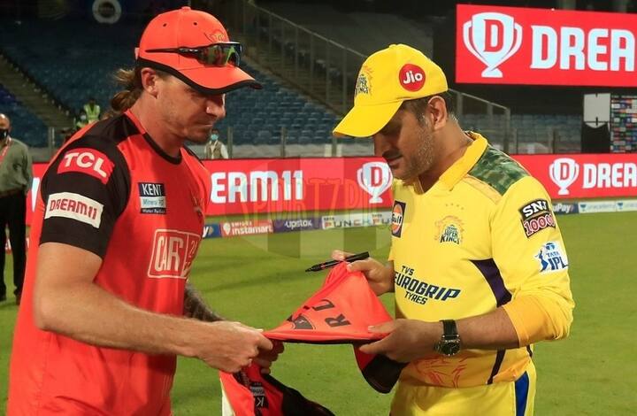 Photo of MS Dhoni giving autograph to Dale Steyn after Chennai Super Kings vs Sunrisers Hyderabad match goes viral IPL 2022: डेल स्टेन ने MS Dhoni से लिया ऑटोग्राफ, देखें सोशल मीडिया पर वायरल हो रही फोटो