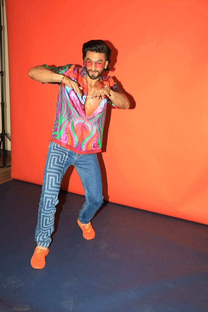 Mesmerising! Ranveer Singh turns orange in his latest 'Carfie' pic, See  Insta post