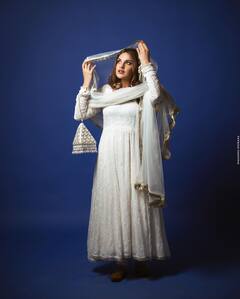 Himanshi Khurana Photos: ट्रेडिशनल लुक में हिमांशी खुराना का खूबसूरत फोटोशूट, फैन्स बोले- कौन हैं ये व्हाइट प्रिंसेज ?