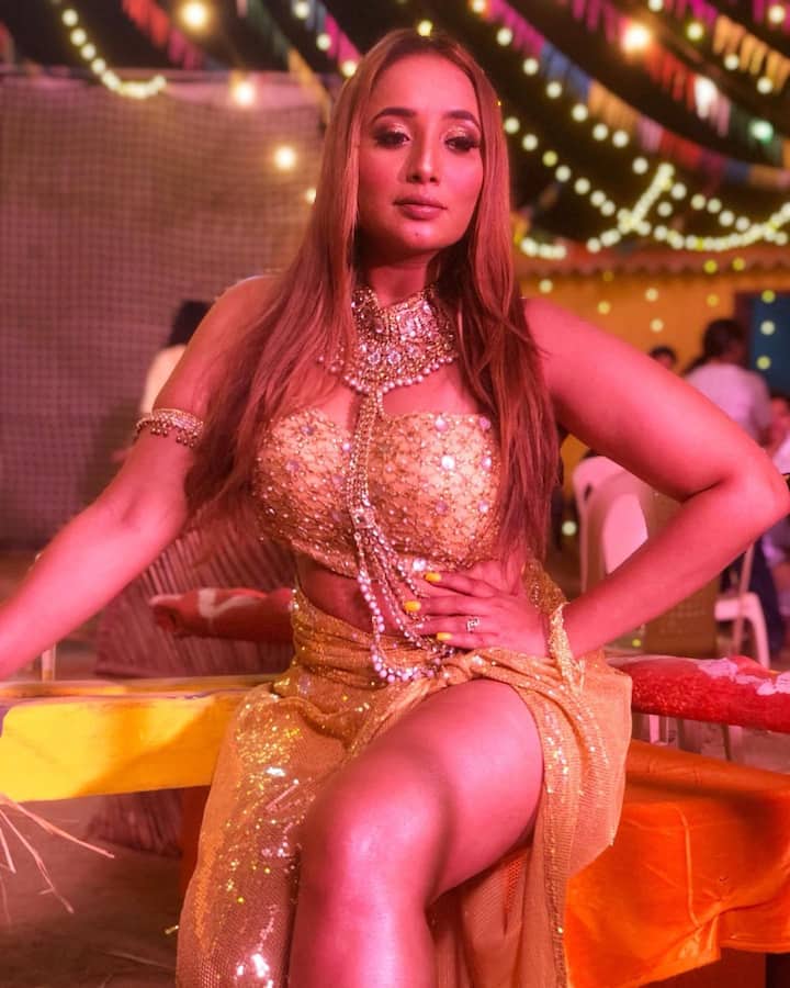भोजपुरी जगत का जाना माना नाम रानी चटर्जी ने हाल ही में अपनी ग्लैमरस तस्वीरें सेट से शेयर की हैं.