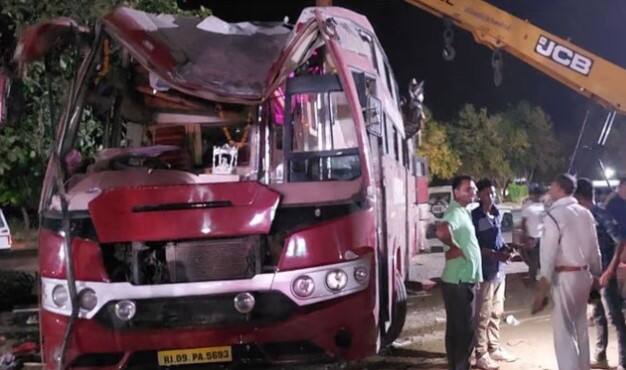 accident in ratlam tourist bus going from madhya pradesh to rajasthan overturns one child killed 41 passengers injured MP Bus Accident : मध्य प्रदेशात बस पलटून भीषण अपघात, 41 जण जखमी, एकाचा मृत्यू