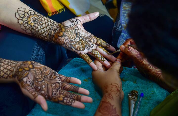 উৎসব উপলক্ষ্যে মহিলাদের হাতে মেহেন্দি করতেও দেখা যায়।