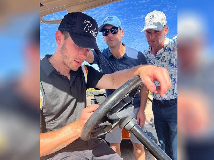 अभिनेत्रीसोबत तिचा पती निक जोनासही (Nick Jonas) मित्रांसोबत गोल्फ खेळण्यासाठी आला होता. या दोघांचे फोटो सोशल मीडियावर चांगलेच व्हायरल होत आहेत.