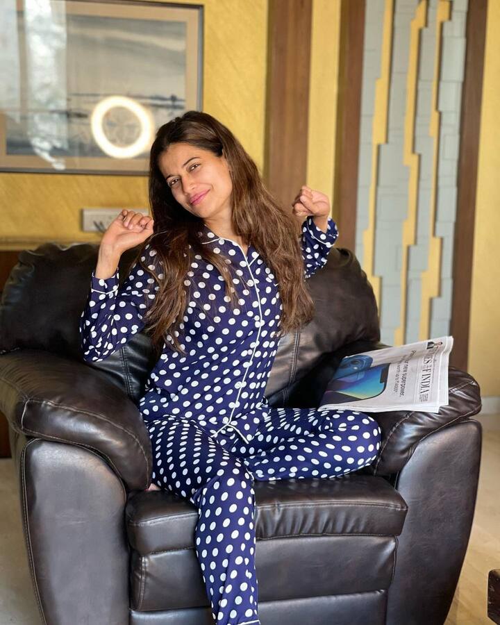 पायल रोहतगीने 'लॉक अप' शोमध्ये सांगितले की, ती गेल्या अनेक वर्षांपासून आई बनण्याचा प्रयत्न करत आहे, परंतु प्रत्येक वेळी ती अपयशी ठरली. नुकत्याच झालेल्या एका एपिसोडमध्ये पायल रोहतगी कॅमेऱ्यासमोर आली होती आणि म्हणाली की, 'मला काही बोलायचे आहे. मला खूप वाटतं की, मलाही मुलं असावीत, पण मी आई होऊ शकत नाहीय.’ आपलं दुःख व्यक्त करताना पायलच्या डोळ्यात अश्रू तरळले होते. ती कॅमेऱ्यासमोर रडायला लागली. रडतच पायल म्हणाली की, 'आम्ही मागील चार-पाच वर्षांपासून मुलासाठी प्रयत्न करत आहोत. यासाठी मी IVF देखील केले, परंतु त्याचा काही उपयोग झाला नाही आणि लोक मला आता यावरून ट्रोल देखील करू लागले आहेत.’(photo:/payalrohatgi/ig)
