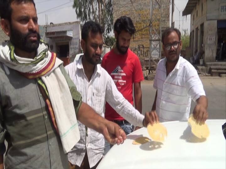 गर्मी का अंदाजा आप इस बात से लगा सकते हैं कि सड़क पर पापड़ को रखा गया तो वह एक ओर से सिक गया और दूसरी तरफ से पलटकर पापड़ को रखा तो वह खाने लायक सिककर तैयार हो गया. चूरू में गर्मी अपने शबाब पर है, पिछले कुछ दिनों से भीषण गर्मी का दौर जारी है, हालात यह है कि सड़क तवे के समान तप रहा है.