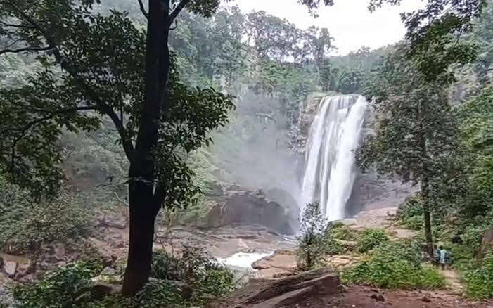 वैसे तो पर्यटन स्थलों, झरनों या अन्य दार्शनिक स्थलों में सर्दी के मौसम में, नए साल, क्रिसमस के मौके पर अत्यधिक भीड़ नजर आती है. लेकिन पवई जलप्रपात बाकी जगहों से बिल्कुल अलग है. क्योंकि इस जगह पर हर मौसम में ठंडक का एहसास होता है, इसलिए यहां गर्मी के मौसम भी पर्यटकों का अंबार रहता है. 100 फीट ऊंचाई से जब ऊपर से नीचे की ओर पानी गिरता है तो पानी ओस की तरह आसपास के वातावरण में फैल जाता है,