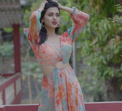 छोटे पर्दे की नागिन तेजस्वीर प्रकाश अक्सर अपनी तस्वीरों से अपने फैंस के दिलों की धड़कनें बढ़ाती नजर आती हैं.