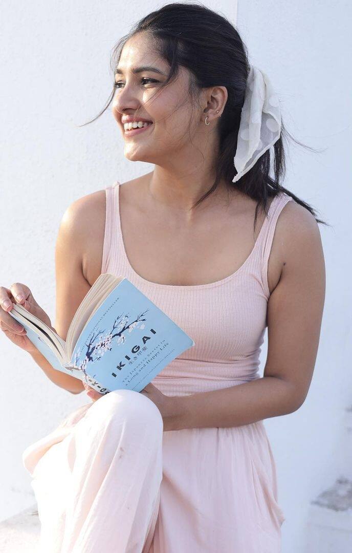 புயல் தொட்டமரமாகவே தலைசுத்திப்போகிறேன் நீரற்ற நிலமாகவே தாகத்தால் காய்கிறேன்