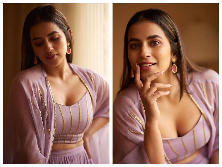 కోమలి ప్రసాద్... పదహారణాల తెలుగు అందం! కోమలి హీరోయిన్ మాత్రమే కాదు... డాక్టర్ కూడా! ఈ పదహారణాల తెలుగు అందం సోషల్ మీడియాలో కొత్తగా చేసిన ఫోటోలు ఇవి. 'Take a walk on the wild side' అని ఈ ఫోటోలకు కోమలి ప్రసాద్ క్యాప్షన్ ఇచ్చారు. (Image courtesy - @Komalee Prasad/Instagram)