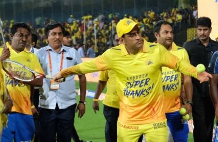 সানরাইজার্স হায়দরাবাদ ম্যাচে ফের অধিনায়ক হিসেবে ফিরলেন ধোনি।