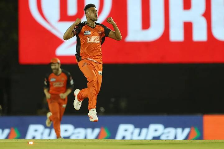 Sunil Gavaskar advises batsmen not to leave their wicket on Umran Malik ball to counter speed IPL 2022: सुनील गावस्कर ने बताया- 'उमरान मलिक की तेज गेंदों को कैसे खेलें बल्लेबाज'