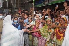 Eid-ul-Fitr festival: ইদের আগে ফুল-মিষ্টি নিয়ে ষোলো আনা মসজিদে মুখ্যমন্ত্রী, স্থানীয়দের সঙ্গেও শুভেচ্ছা বিনিময়