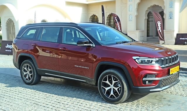 Jeep Meridian review : नवीन मॉडेलच्या कारनुसार आता जीपसुद्धा भारतीय बाजारपेठेत आपल्या पाऊलखुणा वाढविण्याचे मार्ग शोधत आहे. प्रतिष्ठित अमेरिकन SUV निर्माता लवकरच कंपासवर आधारित सर्व-नवीन 7-सीटर लॉन्च करणार आहे. Jeep Meridian मेरिडियन लवकरच लॉन्च होण्याच्या तयारीत आहे. ही आतापर्यंतची सर्वात परवडणारी 7-सीटर जीप आहे.