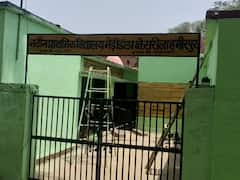 Hamirpur: हमीरपुर में प्राथमिक विद्यालय को हरे रंग से रंगवाने पर मचा बवाल, विरोध कर रहे लोगों ने की ये मांग