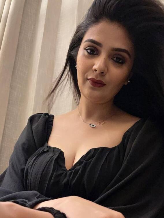 భగభగల వేళ నల్ల దుస్తుల్లో శ్రీముఖి నిగనిగలు!