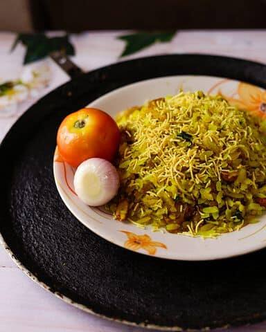 મધ્યપ્રદેશની શેરીઓમાંથી નીકળેલા પોહા આજે દરેકની જીભ પર છે. તેનો સ્વાદ એકદમ આકર્ષક છે. ઉપરાંત, જો તમે તેમાં ઘણા પ્રકારનાં શાક મિક્સ કરો છો, તો તમે તેને હેલ્ધી બનાવી શકો છો. તમારા માટે નાસ્તા માટે આ શ્રેષ્ઠ વિકલ્પ હોઈ શકે છે. (ફોટો - Pixabay)