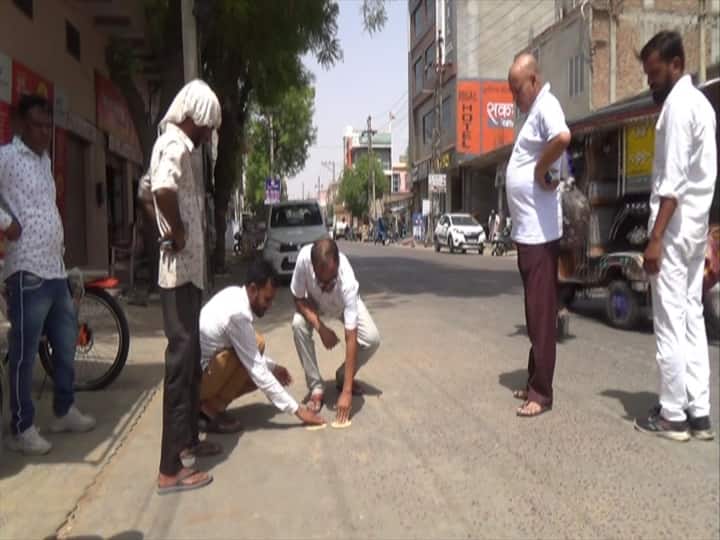 तपती रोड पर जब चलना होता है तो सड़क पर पैर तपन बदार्शत नहीं कर पाता है. ऐसे में गर्मी के प्रकोप का आसानी से अनुमान लगाया जा सकता है.  इससे अंदाजा लगाया जा सकता है, कि गर्मी कितनी तेज है. आपको बता दें कि सूर्य अप्रैल से जून तक कर्क रेखा की ओर बढ़ता है. इसके कारण सूर्य की किरणें पृथ्वी पर सीधी पड़ती हैं. सीधी पड़ने वाली किरणें एकाएक कर तापमान को बढ़ाने में सहायक होती है.