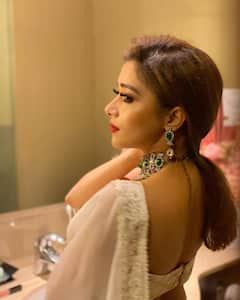 PHOTO: पांढऱ्या साडीत टिनाने आरशासमोर केलं फोटोशूट; फोटो चर्चेत!