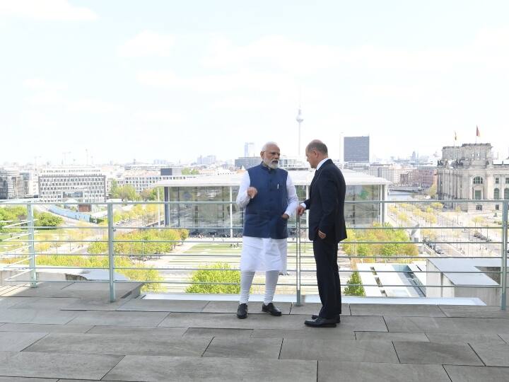 PM Modi holds bilateral meeting with German Chancellor in Berlin PM Modi Berlin Visit: IGC से पहले पीएम मोदी और जर्मन चांसलर के बीच हुई द्विपक्षीय वार्ता, इन मुद्दों पर चला मंथन